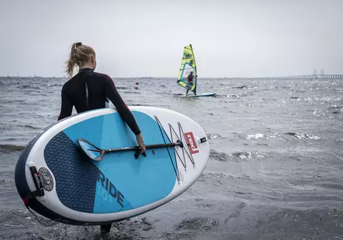 Două tinere care făceau surf îl largul coastelor Irlandei au fost salvate de o familie de pescari, după 15 ore de căutări