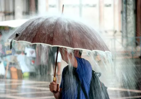 Cod galben de ploi torențiale, valabil din seara asta până vineri. Care sunt județele vizate