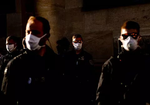 Saci de cadavre și liste cu inamici. În Germania, neo-naziștii care au infiltrat Poliția și Armata se pregătesc pentru “Ziua X”