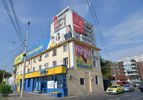 Bătălia electorală. PSD Iași a postat un banner chiar pe clădirea sediului PNL