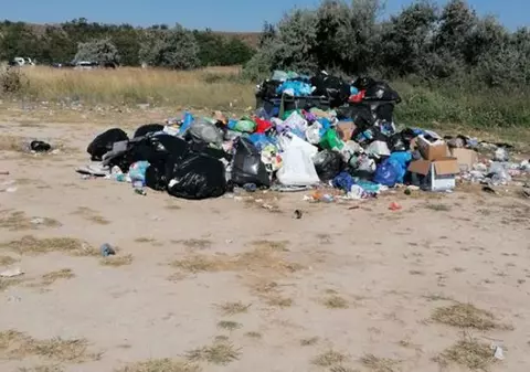 VIDEO  |  Mii de turiști în weekend pe plajele sălbatice Vadu-Corbu-Midia. Au lăsat în urma lor munți de gunoaie