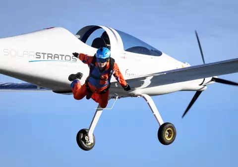 VIDEO | Premieră mondială: un parașutist a sărit dintr-un avion alimentat cu energie solară