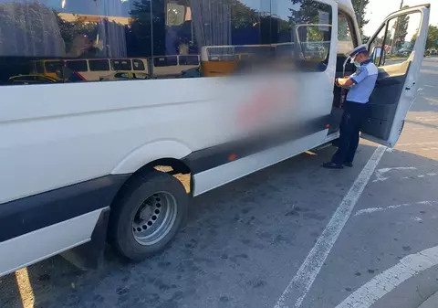VIDEO | Scene revoltătoare în Galați. 40 de oameni, înghesuiți precum sardinele într-un microbuz de marfă