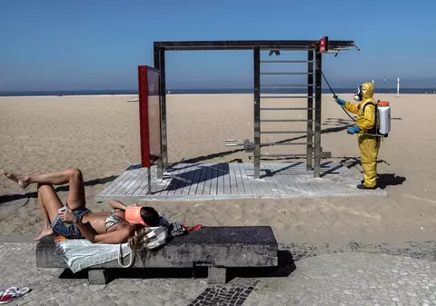 Brazilienii revin pe plaje. În Rio de Janeiro oamenii pot sta doar în zone marcate și în grupuri mici