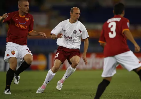 Revolta unui fost fotbalist de Champions League, care a ajuns să candideze la primăria unei comune de 3.000 de oameni: "Cum să nu ai asfalt în 2020?"