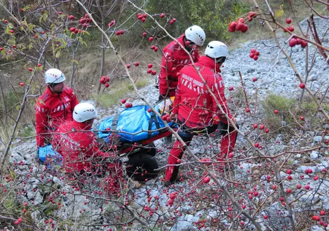 Tânăr din Iași, părăsit pe munte de prietenii cu care plecase într-o drumeție, găsit de salvamontiști în stare gravă pe Ceahlău