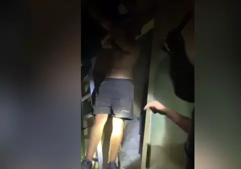 VIDEO | Un tânăr cu deficiențe de auz, salvat de jandarmi după ce s-a îmbătat și a încercat să se sinucidă