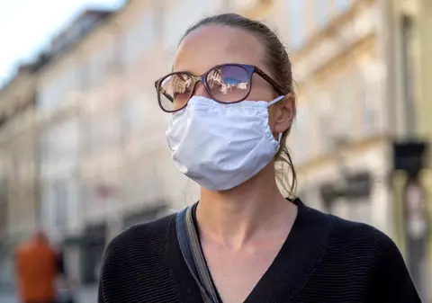 Masca de protecție devine obligatorie și în spațiile deschise în județele Harghita și Mureș
