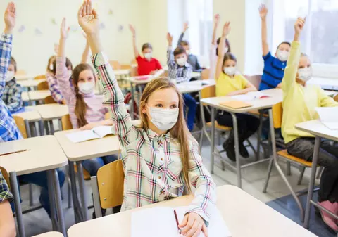 Adeverința medicală pentru înscrierea în colectivitate și avizul epidemiologic sunt obligatorii pentru elevi, la începerea noului an școlar. Medic: “E o aberație”