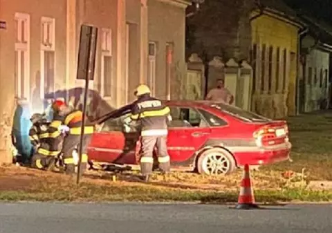 VIDEO | Urmărit de poliție, un șofer de 19 ani a ajuns cu mașina într-o casă. Ce au descoperit oamenii legii imediat după accident