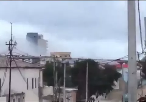 VIDEO Atac la un hotel din Mogadishu, după explozia unei mașini-capcană. Cel puțin 5 morți