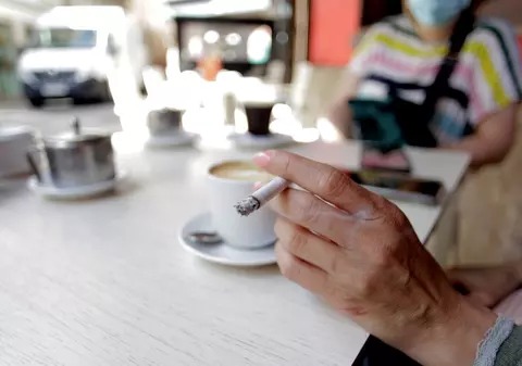 O regiune din Spania interzice fumatul în aer liber, ca metodă de combatere a răspândirii coronavirusului