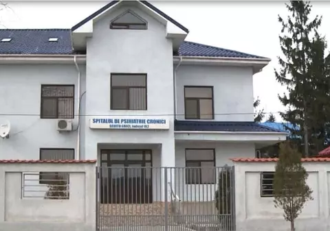 Scandal în cazul focarului de la Spitalul de Psihiatrie Schitu. Familiile acuză că nu își pot lua rudele neinfectate acasă: „Pacienții stau afară ca sardinele și joacă table”