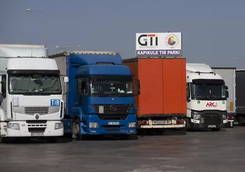 O lege europeană îi nemulțumește șoferii români de TIR: “Banii câștigați s-ar putea înjumătăți”