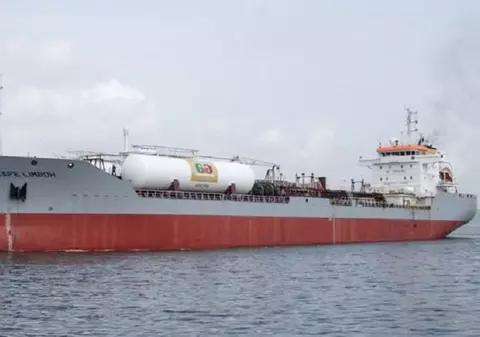 COVID, mai rău ca pirații! 6 navigatori români stau de luni întregi la bordul unei nave blocate într-un golf din Africa Centrală