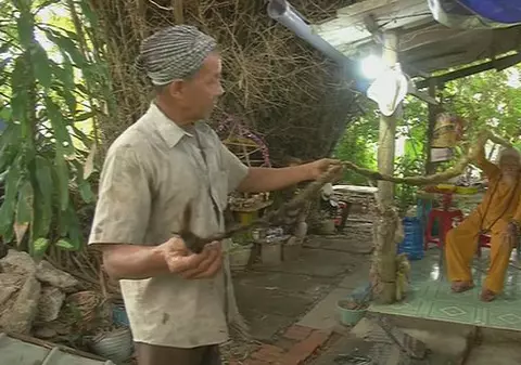 Un bărbat din Vietnam nu s-a mai tuns de 80 de ani. Are un păr de cinci metri. “Cred că dacă mă tund, voi muri”