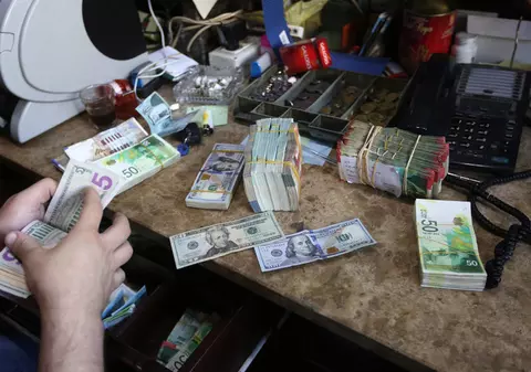 Curs BNR, 14 august. Leul s-a depreciat în raport cu euro și cu dolarul american