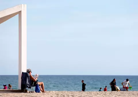 Gestul făcut de un cerșetor român din Spania după ce a găsit o borsetă cu bani pe plajă