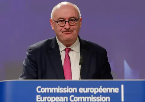 Comisarul european al comerţului prezintă scuze după ce a încălcat regulile legate de COVID-19. Premierul Irlandei îi cere demisia