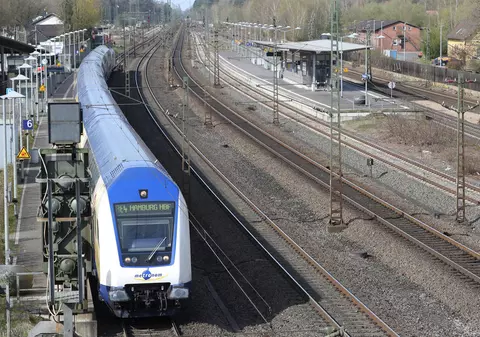 Bărbatul care a omorât un copil, împingându-l în fața trenului, în Germania, nu poate fi condamnat pentru crimă. Ce încearcă acuzarea să obțină