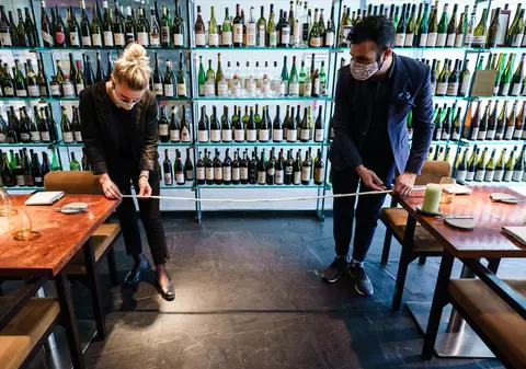 Restaurantele se deschid mâine cu distanță de doi metri între mese. Câte persoane au voie la o masă