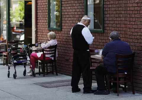 Aproape 10.000 de restaurante din New York și-au amenajat locuri în aer liber. Gradul de ocupare e de 23% față de anul trecut