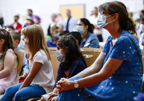 Ministrul german al Educației susține purtarea măștii sanitare la școală