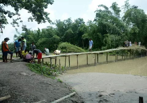 O femeie a fost arestată după ce s-a filmat goală pe un pod considerat sfânt în India. Câți ani de pușcărie riscă