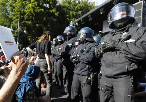 VIDEO | Incidente în Berlin, la o manifestație împotriva măsurilor de restricție. 18 polițiști au fost răniți