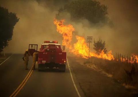 Incendiile din California fac ravagii. Cel puțin șase morți și peste 100.000 de oameni evacuați