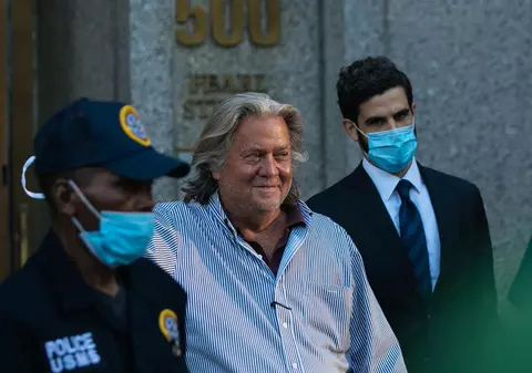 Steve Bannon, fostul strateg al lui Trump, arestat pentru ”deturnare de fonduri” în legătură cu zidul de la granița SUA-Mexic. Reacția președintelui SUA