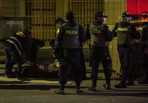 13 morți într-un club din Peru, la o petrecere ilegală. Oamenii s-au călcat în picioare spre ieșire când a venit poliția