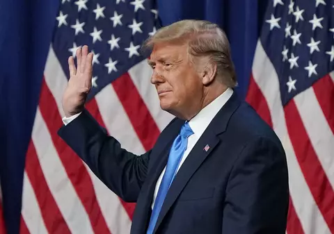 VIDEO | Donald Trump, autografe pentru pompieri și polițiști, după uraganul Laura: „Pune-l diseară pe eBay, o să iei 10.000 pe el”