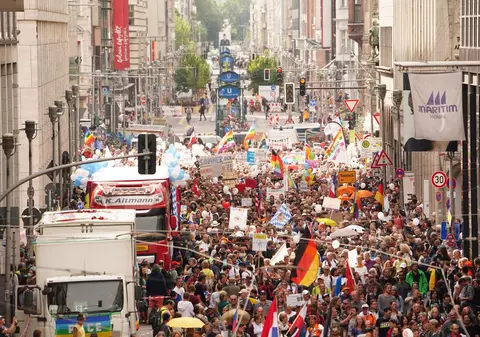 Mii de oameni s-au strâns la Berlin, la protestul contra măsurilor de restricție. Poliția germană a intervenit și a oprit manifestația