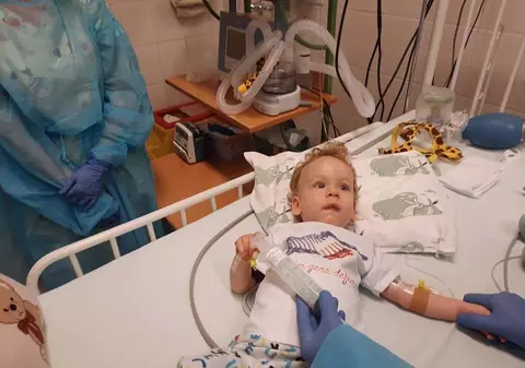 Fundația Ringier România l-a ajutat pe  micuțul Noel să strângă cei 2.400.000 de dolari necesari terapiei genetice salvatoare. Băiețelul bolnav de amiotrofie spinală este în Ungaria la tratament