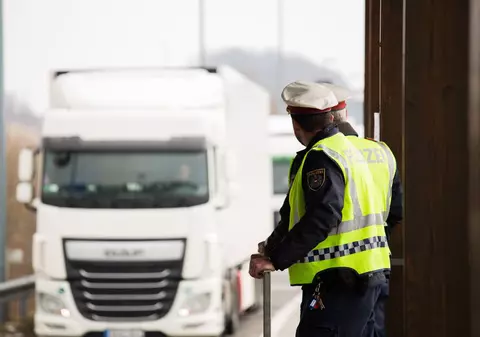 Camion frigorific cu 43 de imigranți plecați spre Europa de Vest din România, descoperit de poliția austriacă