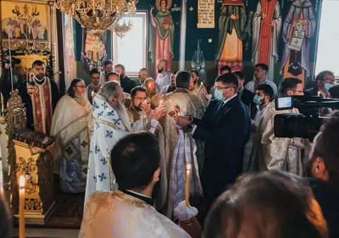Costel Alexe și Rareș Bogdan au participat, la Iași, la o liturghie, fără să pastreze distanțarea fizică. Ministrul mediului a postat fotografiile pe rețelele sociale