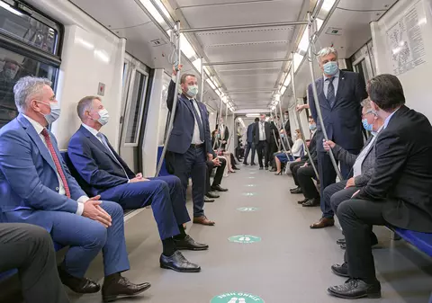 ÎNTREBAREA ZILEI | Ce e în neregulă cu fotografiile postate de Klaus Iohannis de la lansarea metroului din Drumul Taberei?