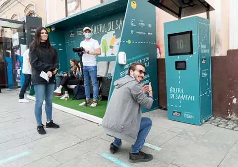 ”Biletul de sănătate”. Prima stație sport smart din țară, unde mergi gratis cu autobuzul dacă faci 20 de genuflexiuni