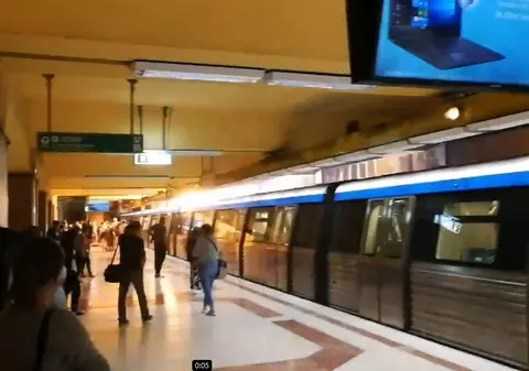 Explozie la o garnitură de metrou, în stația Tineretului. Fum în vagoane, peronul a fost evacuat. Nu există victime. Prima reacție a Metrorex