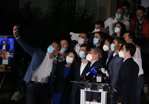 FOTO | Victoria lui Nicușor Dan, în imagini: șampanie, selfie-uri și mulțumiri