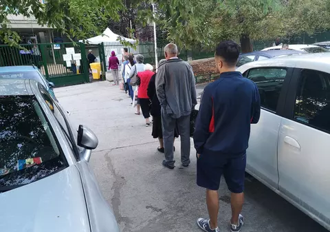 Cozi cu distanțare socială, la mai multe secții de votare din București. În interior au voie doar cinci persoane