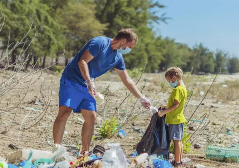 Marea problemă a microplasticului: e peste tot, inclusiv în noi! Studiile arată că avem plastic în organism și încă nu se știe cât rău ne face