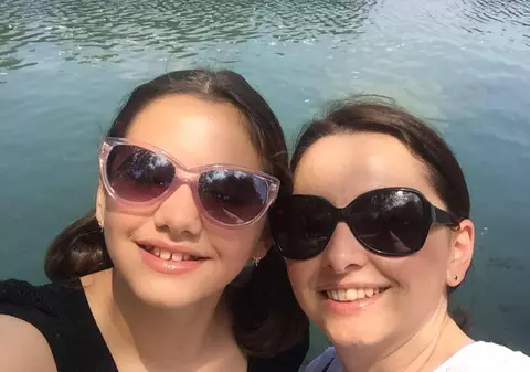 [Excelență la 14 ani] Ana-Maria Buruiană, mica scriitoare care va ajunge mare, crede că cel mai important în viață e să contribui la fericirea celorlalți (publicitate)