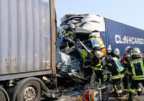 Patru români au murit în Germania, după ce microbuzul în care se aflau a fost strivit între două TIR-uri