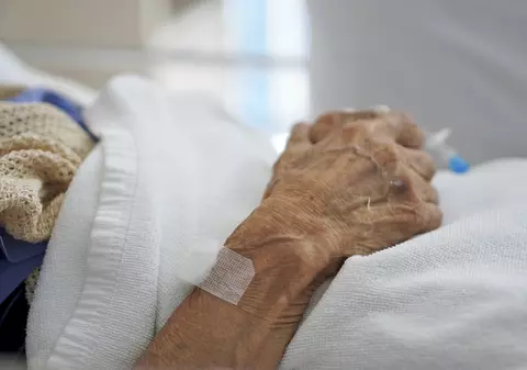 Moartea doamnei Costache. La Vaslui, o bunică nu s-a trezit după o operație de bilă, iar medicii au transferat-o inertă la spitalul COVID de la Bârlad, deși fusese testată negativ