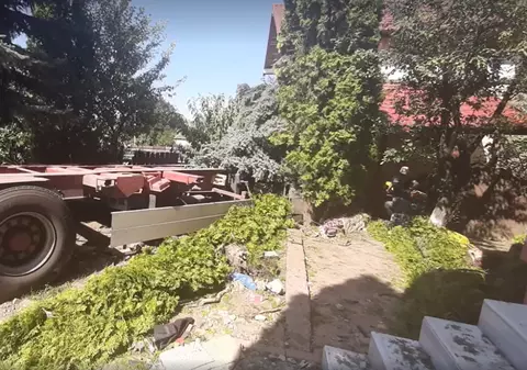 Fetiță de 3 ani, ucisă în timp ce se juca în curte cu bunica ei de un TIR scăpat de sub control
