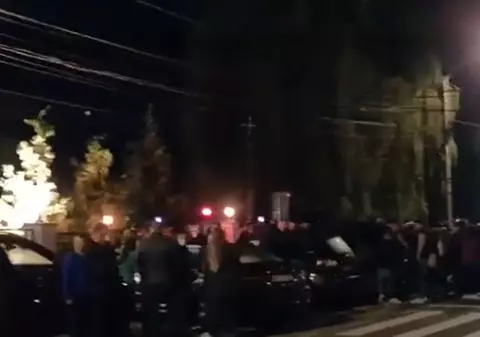 Imagini inedite în Maramureș: sătenii, în stradă în comuna lui Harvey Keitel după posibila victorie USR. Primarul PNL era în funcție de 16 ani