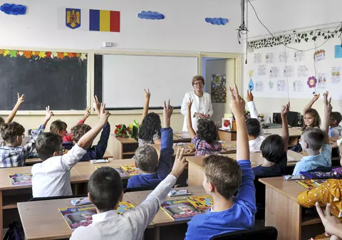 INTERVIU. Deși sunt prevăzute în Constituție, 70% din primării nu acordă ajutoare pentru elevi. “Dispreț generalizat”