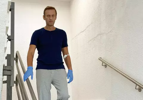 Le Monde: Putin i-a spus lui Macron că Navalnîi s-a otrăvit singur cu Noviciok. Opozantul rus a fost externat din spital